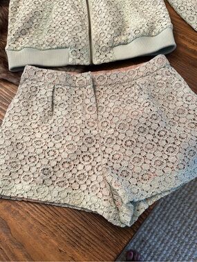 Victoria Beckham Lace lined Shorts Size L
- Light Mint